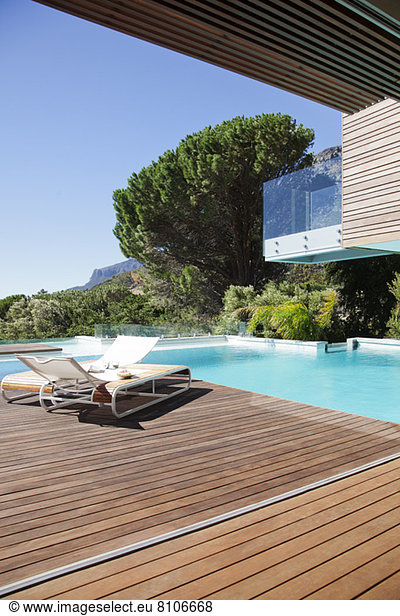 Luxus-Schwimmbad und Liegestühle an Deck