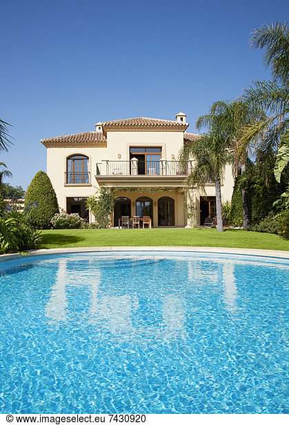 Luxus-Schwimmbad und spanische Villa