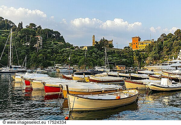 Luxus Yachten und Boote ankern im Hafen Von Portofino  dahinter die Kirche San Giorgio  Portofino  Ligurien  Italien  Europa