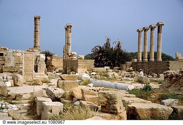 Lybien: Leptis Magna wurde vergrößert und bereichert durch  die dort geboren wurde und später Kaiser Septimius Severus. Es war eine der schönsten Städte des römischen Reiches  mit seinen imposanten öffentliche Monumente  Hafen  Marktplatz  Lagerhäuser...