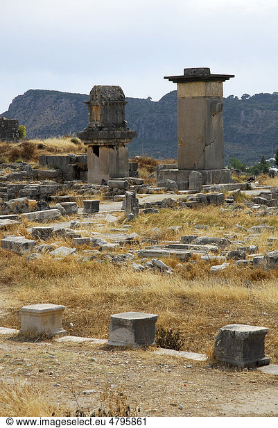 Lykischer Sarkophag in der Ruinenstadt Xanthos  UNESCO Weltkulturerbe  Letoon bei Fethiye  lykische Küste  Provinz Antalya  Mittelmeer  Türkei  Eurasien