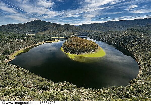 Mäander des Melero  Fluss Alagon in der Region Las Hurdes  Caceres  Spanien
