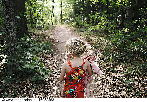 Mädchen beim Wandern inmitten von Bäumen im Wald