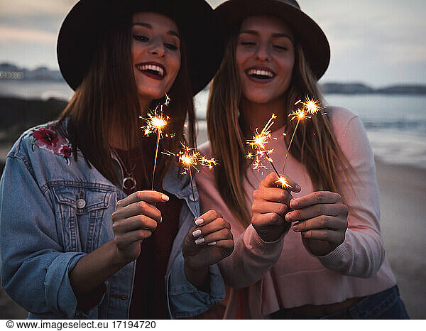 Mädchen Feiern der Freundschaft am Strand