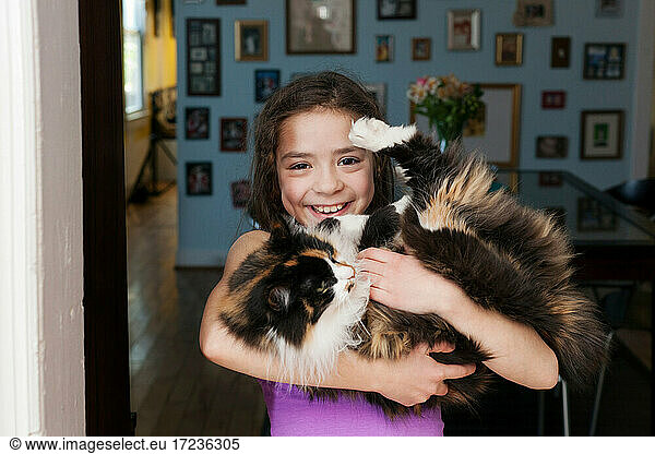 Mädchen hält Haustier Katze