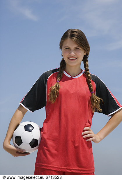Mädchen hält Soccer ball