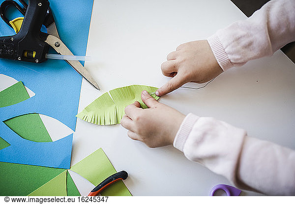 Mädchen Hände machen Papier Handwerk
