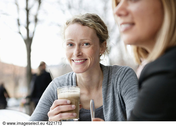 Mädchen im Kaffeehaus
