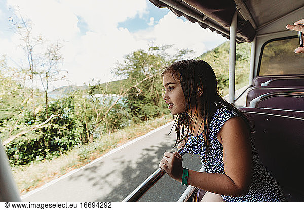 Mädchen im Open-Air-Taxi auf Tour durch die USVI in einem beliebten Kreuzfahrtziel