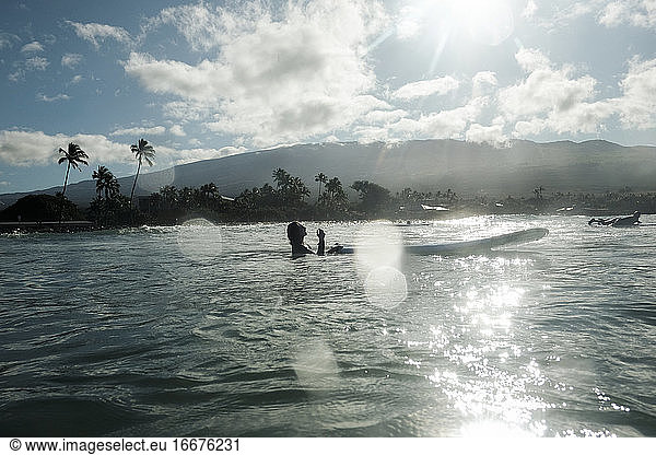 Mädchen im Wasser mit Surfbrett