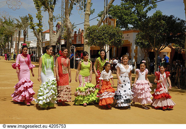 Mädchen in traje de gitana   Feria de Caballo   Jerez de la Frontera   Cadiz   Andalusien   Spanien   Europa