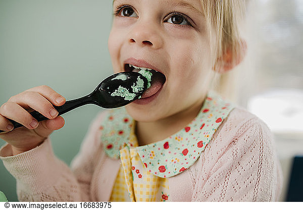Mädchen isst fröhlich Eiscreme
