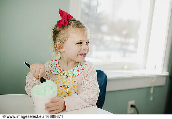Mädchen isst gerne Eiscreme