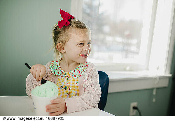 Mädchen isst glücklich Eiscreme
