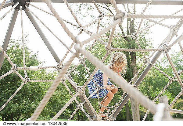 Mädchen klettert in Dschungelturnhalle auf Spielplatz