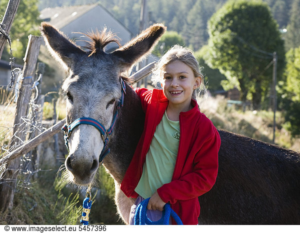 Mädchen mit Esel  Eselswanderung in den Cevennen  Frankreich  Europa
