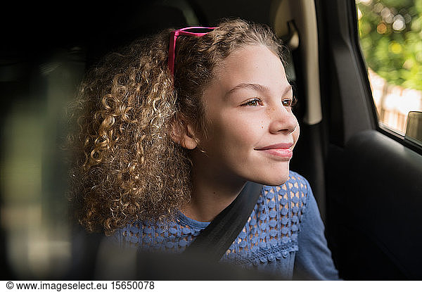 Mädchen mit Sicherheitsgurt im Auto