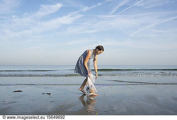 Mädchen sammelt Plastikabfälle am Strand  Hoek van Holland  Niederlande