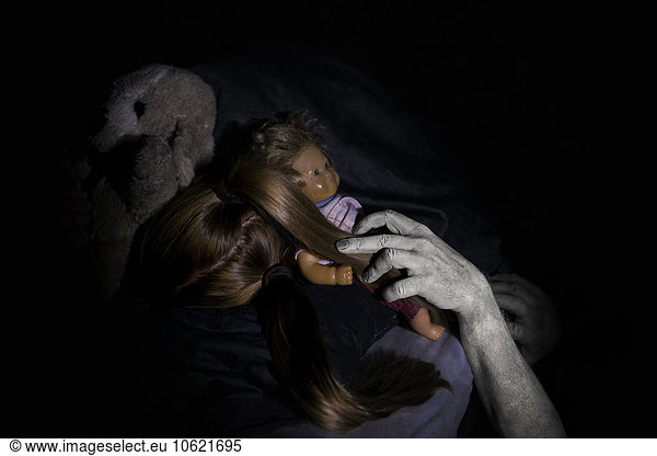 Mädchen schläft mit bedrohlicher Hand  die sie berührt.