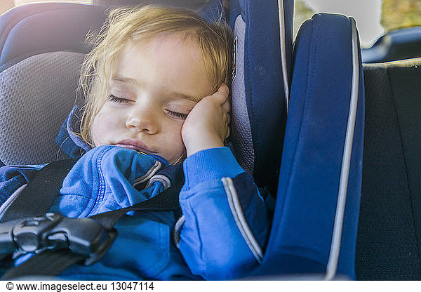 Mädchen schläft während der Fahrt im Auto