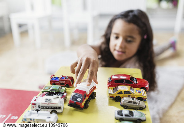 Mädchen spielen mit Spielzeugauto in der Kindertagesstätte