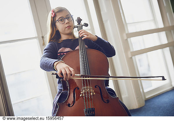 Mädchen spielt Cello während einer Unterrichtsstunde