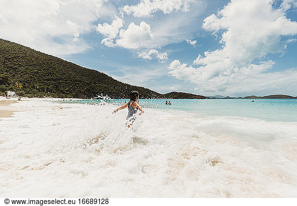 Mädchen spielt in den tropischen Wellen der Karibischen Inseln