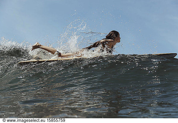 Mädchen surfen im Ozean