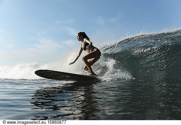 Mädchen surfen im Ozean