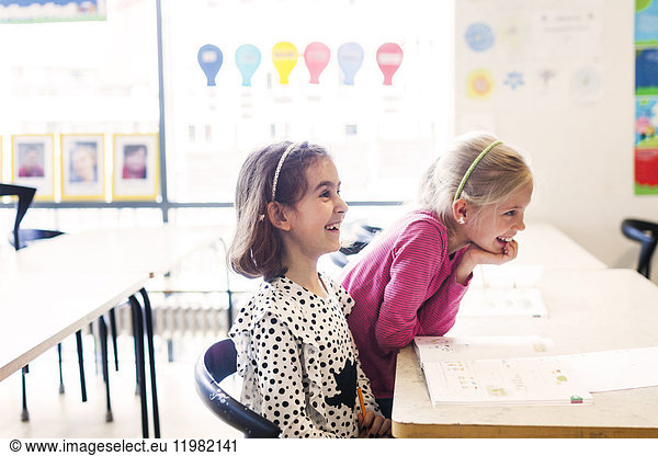 Mädchen (8-9) und Lächeln im Klassenzimmer