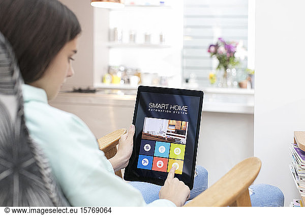 Mädchen verwendet intelligentes Hausautomatisierungssystem auf digitalem Tablet