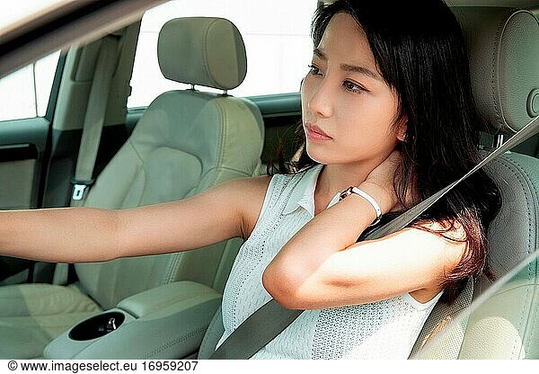 Müde von jungen Frauen zu fahren