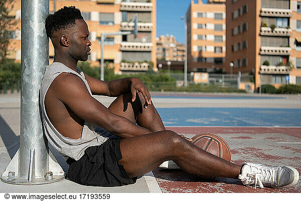 Müder schwarzer Basketballspieler auf dem Platz