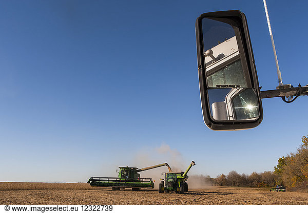 Mähdrescher beim Entladen von Sojabohnen in einen Getreidewagen während der Ernte in der Nähe von Nerstrand; Minnesota Vereinigte Staaten von Amerika