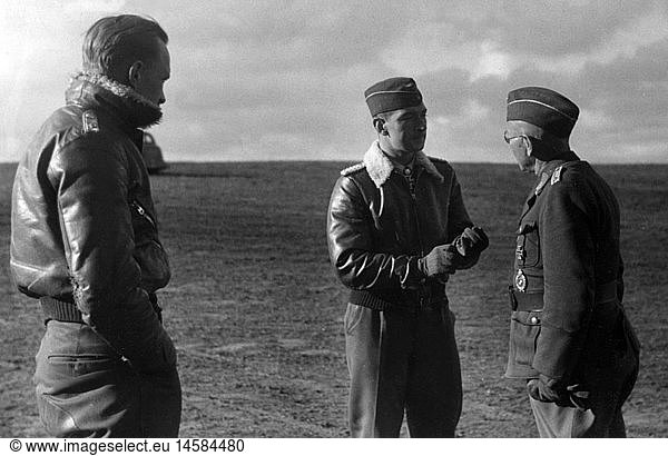 MÃ¶lders  Werner  18.3.1913 - 22.11.1941  deut. Jagdflieger  Halbfigur  im GesprÃ¤ch mit Hauptmann Grimm  Frankreich  Ende 1940