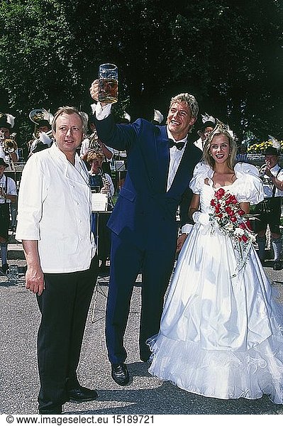 MÃ¶ller  Ralf  *12.1.1959  dt. Schauspieler  Ganzfigur  bei Hochzeit  mit Ehefrau Annette Schubert  Alfons Schuhbeck  Waging am See  10.6.1989