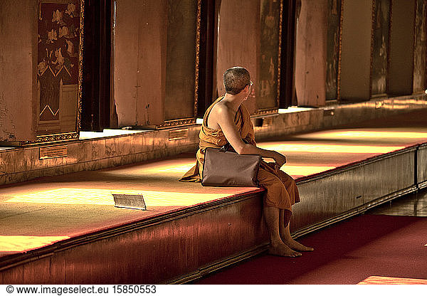 Mönch in einem Tempel in Bangkok sitzend