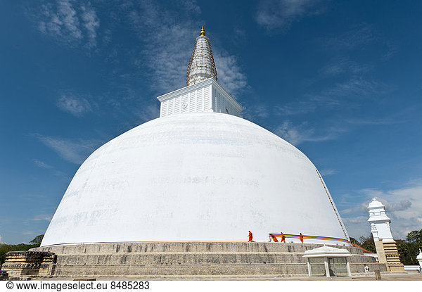 Mˆnche binden ein Tuch um einen gro_en wei_en Stupa  Ruwanwelisaya-Dagoba  Anuradhapura  Sri Lanka