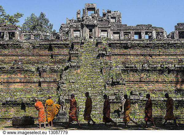 Mönche gehen an sonnigen Tagen am Angkor Wat vorbei
