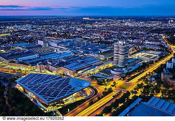 MÜNCHEN  DEUTSCHLAND  08. JULI 2018: Luftaufnahme von BMW Museum und BWM Welt und Werk und München vom Olympiaturm bei Nacht beleuchtet. BMW ist ein berühmter deutscher Luxusautohersteller