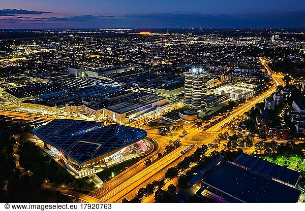 MÜNCHEN  DEUTSCHLAND  08. JULI 2018: Luftaufnahme von BMW Museum und BWM Welt und Werk und München vom Olympiaturm bei Nacht beleuchtet. BMW ist ein berühmter deutscher Luxusautohersteller
