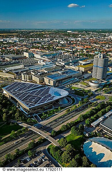 MÜNCHEN  DEUTSCHLAND  08. JULI 2018: Luftaufnahme von BMW Museum und BWM Welt und Werk und München vom Olympiaturm. BMW ist ein berühmter deutscher Luxus-Automobilhersteller