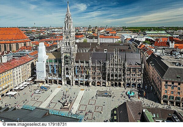 MÜNCHEN  DEUTSCHLAND  10. MAI 2012: Luftaufnahme von München  Marienplatz  Neues Rathaus und Frauenkirche von der Peterskirche aus. München  Deutschland  Europa