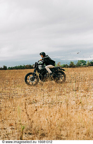 Männer auf einem Motorrad in der italienischen Landschaft
