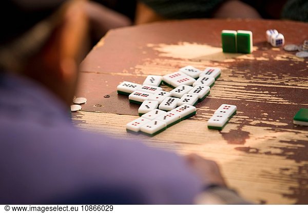 Männer beim Dominospielen im Freien
