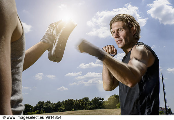 Männer-Boxertraining mit Personal Trainer im Park