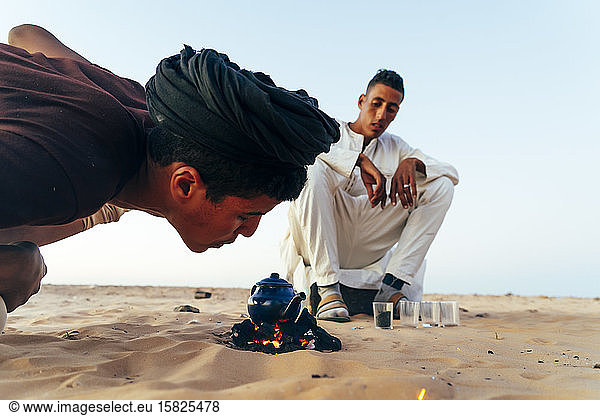 Männer  die in der Wüste Sahara Tee zubereiten  Tindouf  Algerien