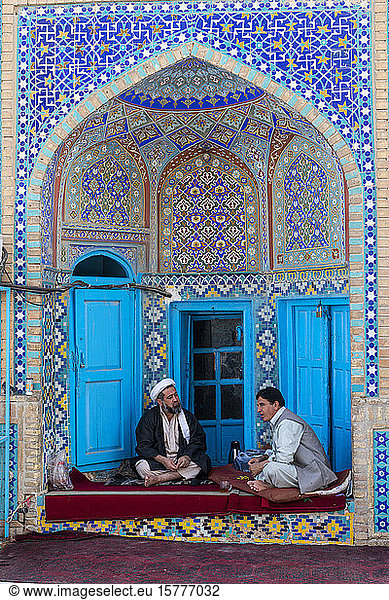 Männer  die in einer Ecke der Blauen Moschee diskutieren  Mazar-E-Sharif  Afghanistan  Asien