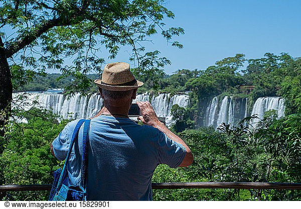 Männer im Nationalpark Iguazu-Wasserfälle Argentinien Fotografieren