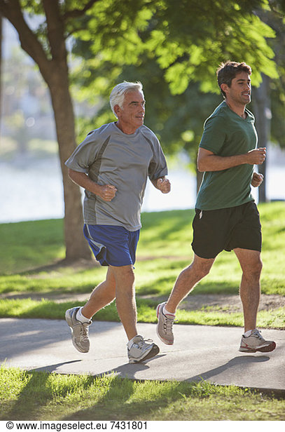 Männer joggen gemeinsam im Park